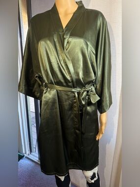 AW Bridal forest green, satin robe. Sz.M inside tie & 2 side pockets.